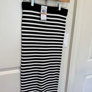 Stylish black and white striped skirt perfect for any occasion. Ribbed detailing